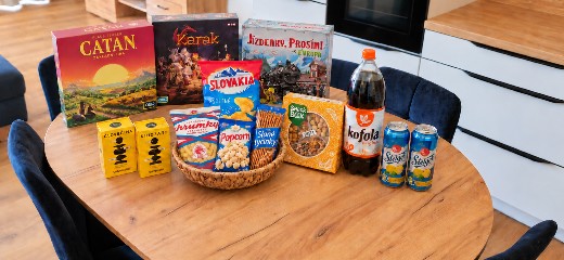 Spoločenské hry, snacky a nápoje na stole v apartmáne